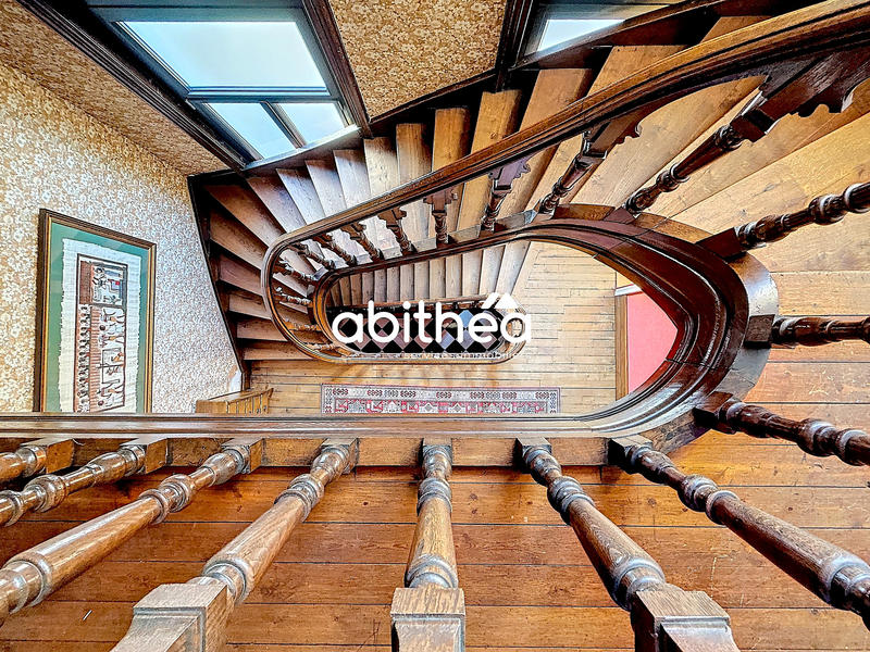 Maison - 370 m² - 12 pièces