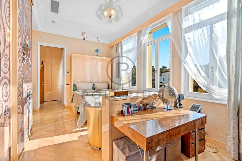 Villa - 1 000 m² - 15 pièces