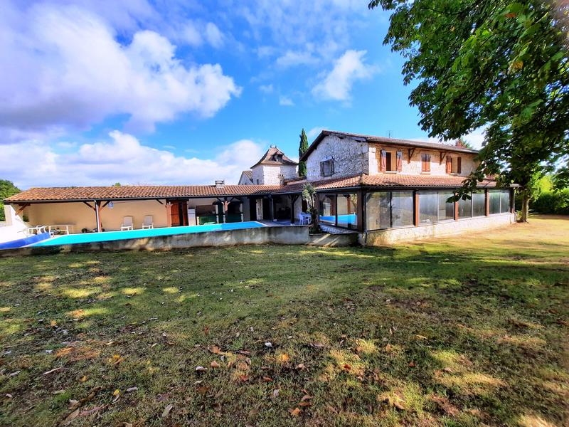 Maison traditionnelle - 271 m² - 12 pièces