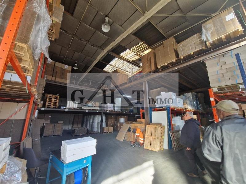 Entrepôt - 1 875 m²