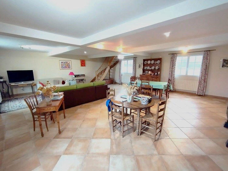 Maison - 242 m² - 7 pièces