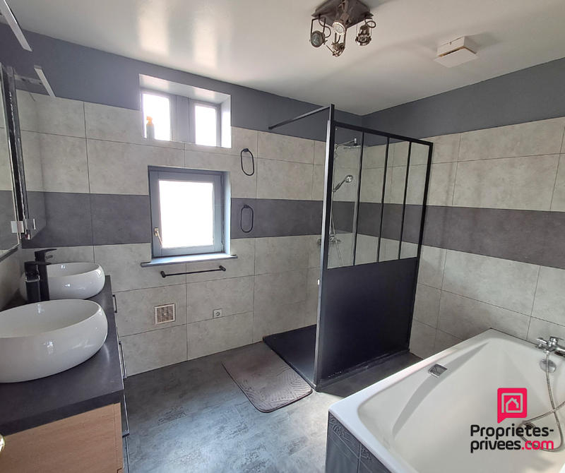 Maison - 250 m² - 8 pièces