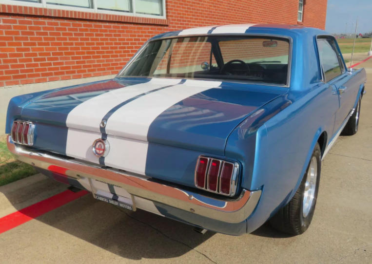 Ford Mustang Coupe V8