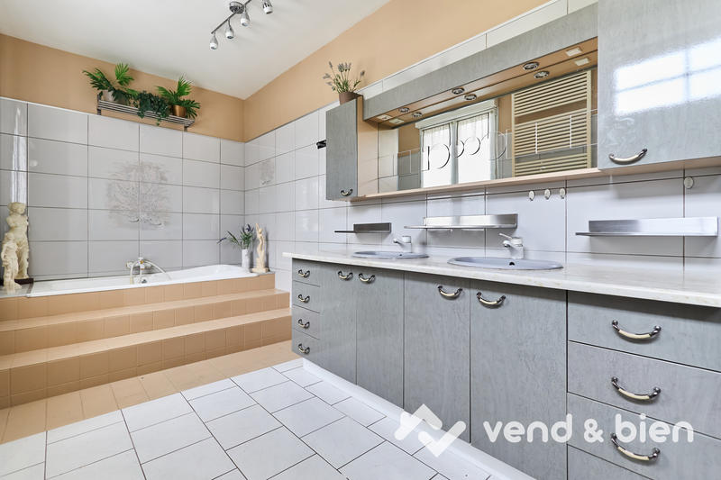 Maison - 229 m² - 7 pièces