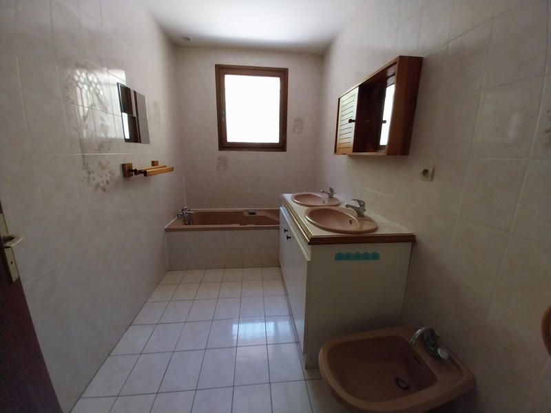 Maison - 239 m² - 8 pièces