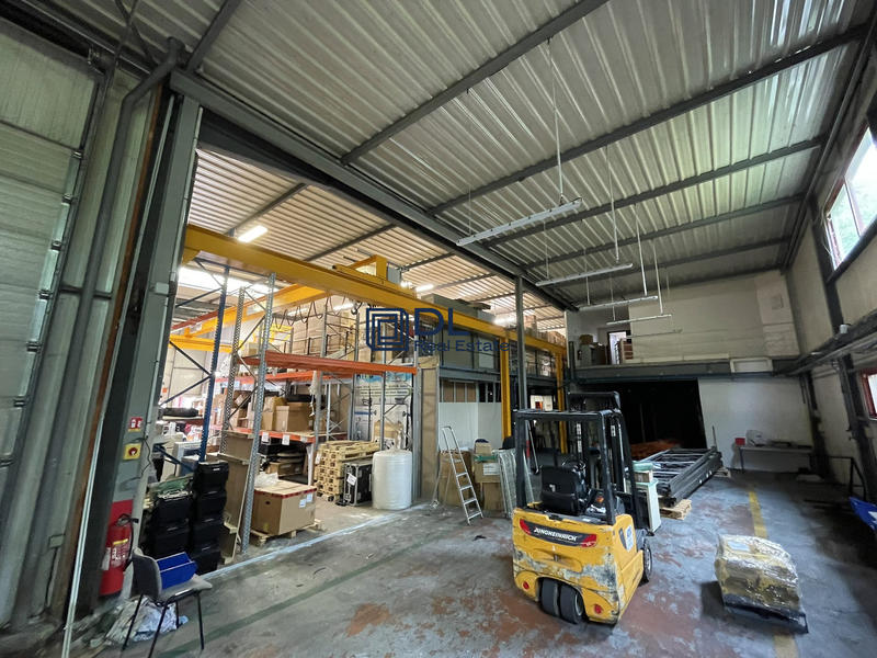 Entrepôt - 1 850 m²
