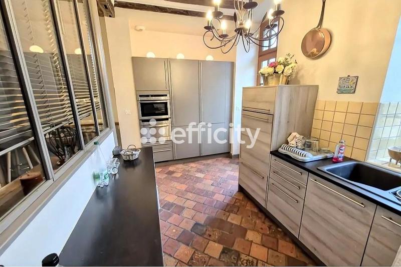 Maison - 230 m² - 9 pièces