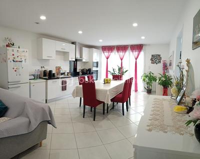 Maison - 201 m² - 8 pièces