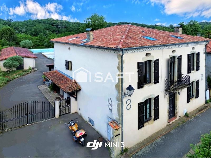 Maison - 280 m² - 16 pièces