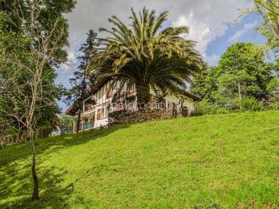 Maison - 240 m² - 10 pièces