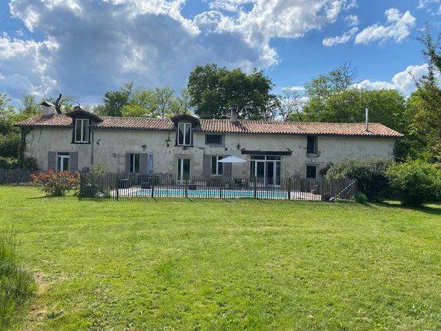 Maison - 280 m² - 8 pièces