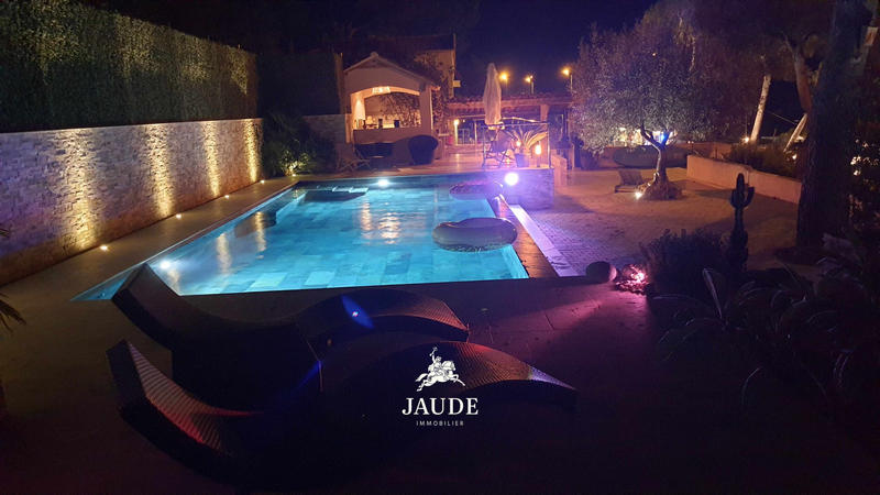 Maison - 270 m² - 10 pièces