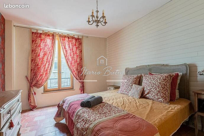 Maison - 238 m² - 9 pièces