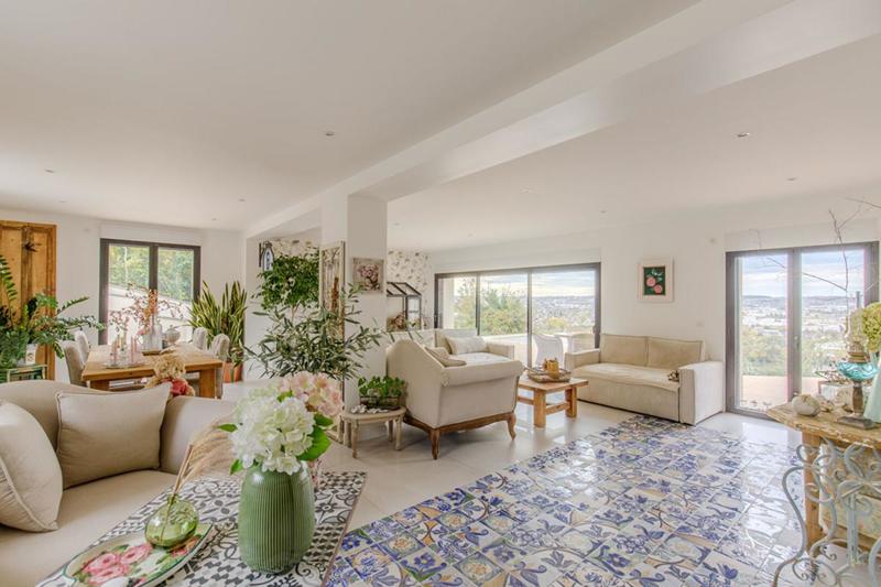 Maison - 275 m² - 9 pièces