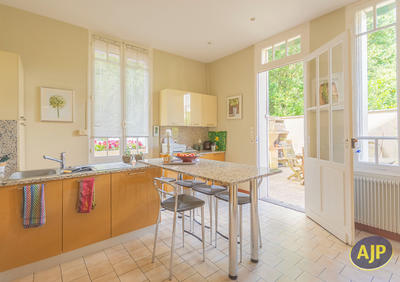 Maison - 207 m² - 10 pièces