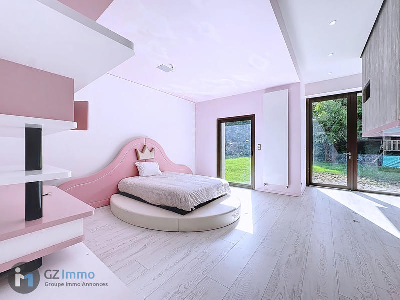 Maison - 942 m² - 9 pièces