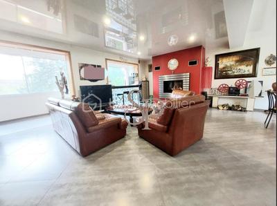 Maison traditionnelle - 220 m² - 8 pièces