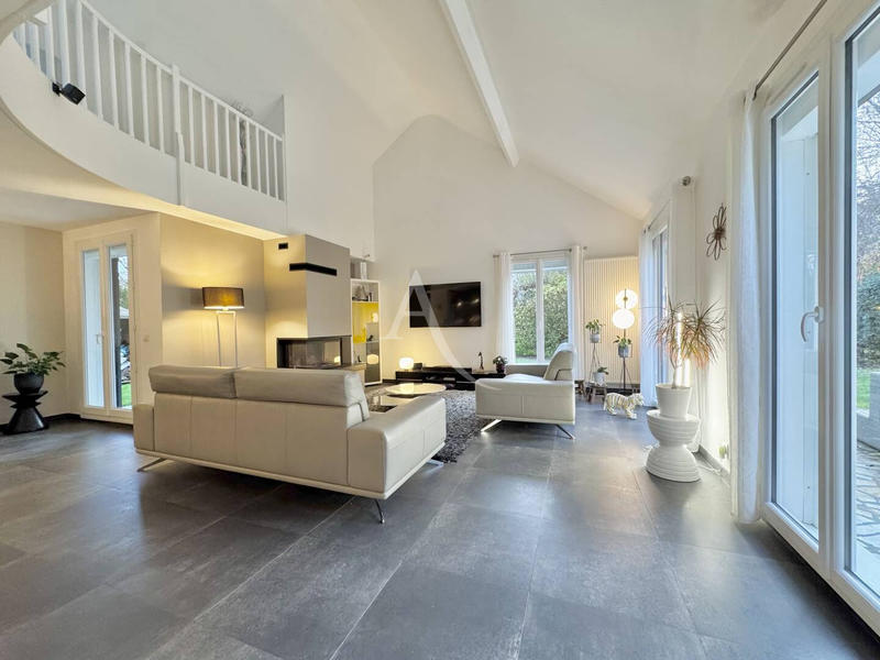 Maison - 213 m² - 9 pièces