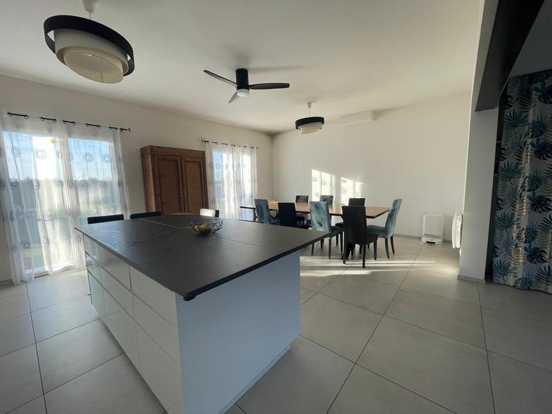 Maison - 205 m² - 9 pièces