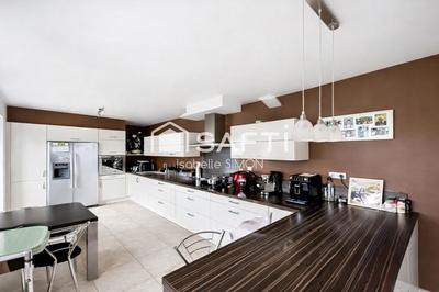 Maison - 236 m² - 8 pièces