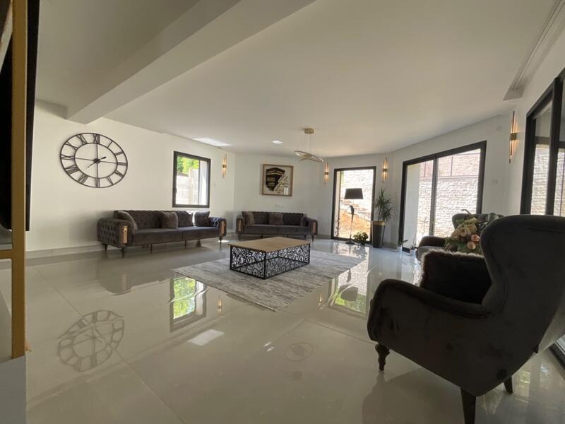 Demeure - 315 m² - 8 pièces