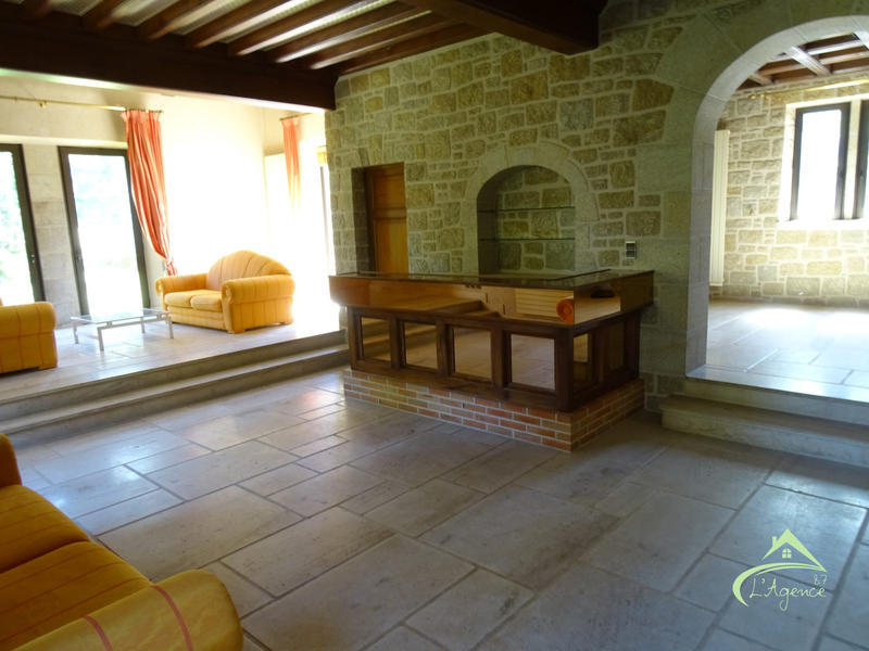 Maison traditionnelle - 445 m² - 10 pièces