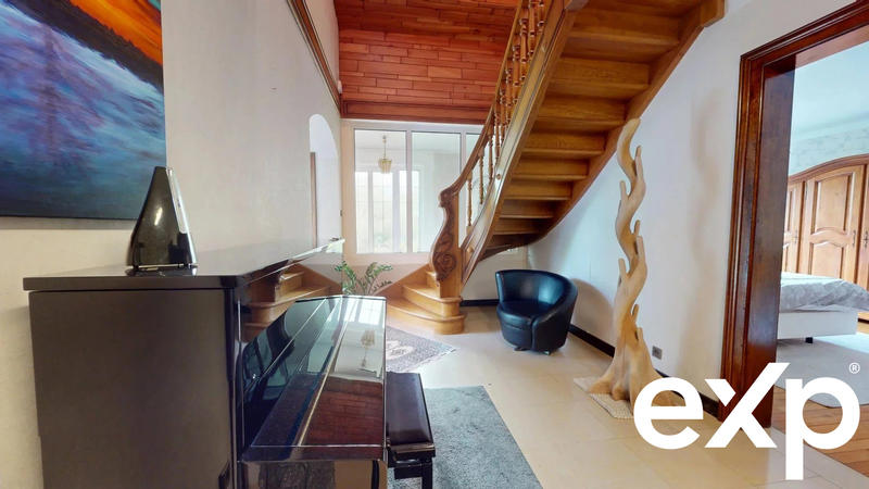 Maison - 204 m² - 7 pièces