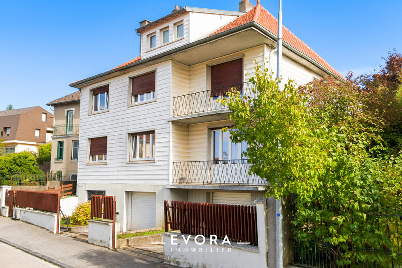 Maison - 242 m² - 10 pièces