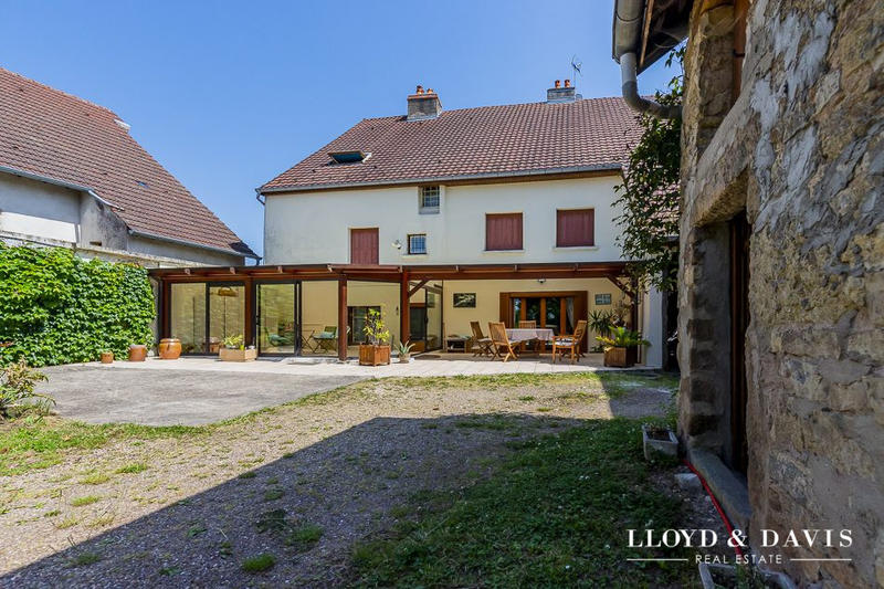 Maison - 230 m² - 13 pièces