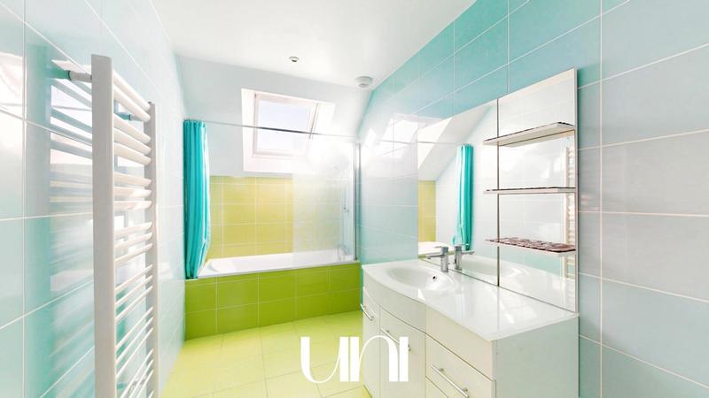 Maison - 235 m² - 8 pièces