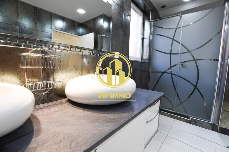 Maison - 241 m² - 6 pièces