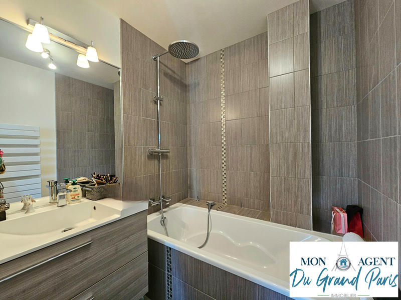 Maison - 202 m² - 8 pièces