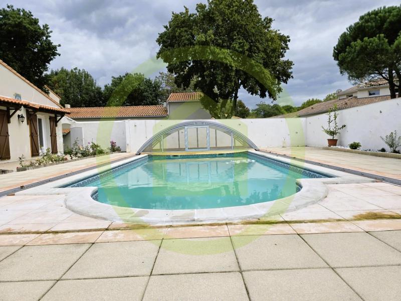 Maison - 232 m² - 9 pièces