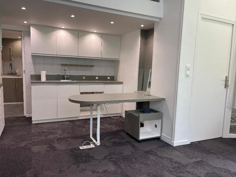 Local commercial - 74 m² - 6 pièces