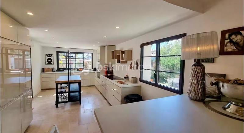 Villa - 300 m² - 7 pièces