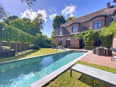 Maison - 400 m² - 8 pièces