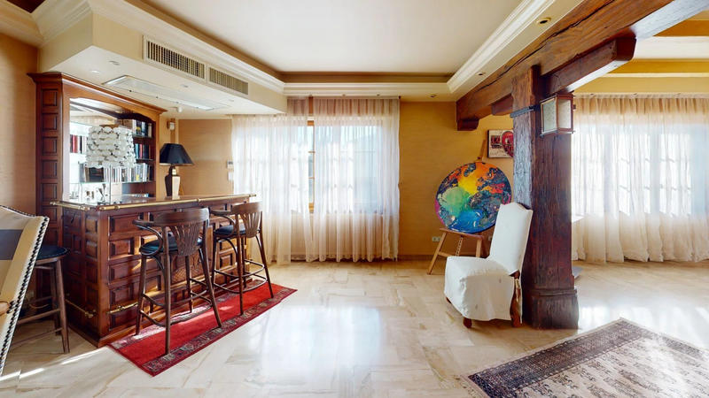 Maison - 210 m² - 7 pièces