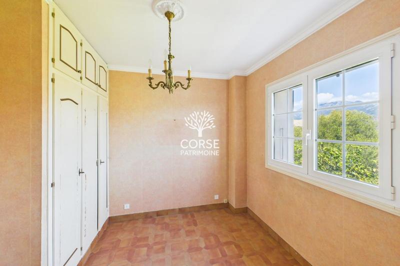 Maison traditionnelle - 250 m² - 5 pièces