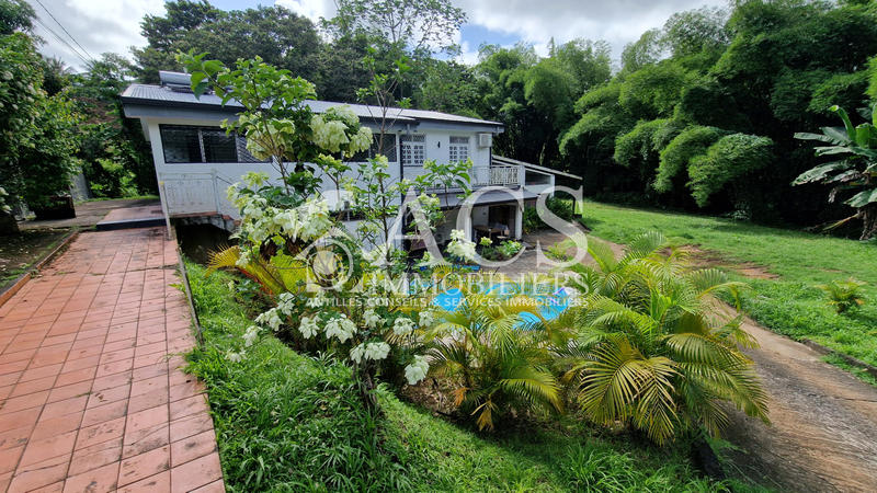 Maison - 285 m² - 11 pièces