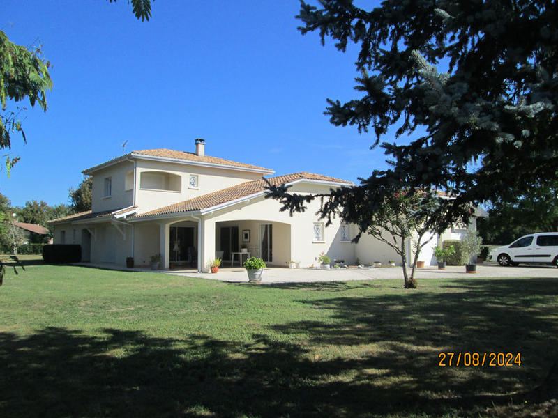 Maison - 221 m² - 8 pièces