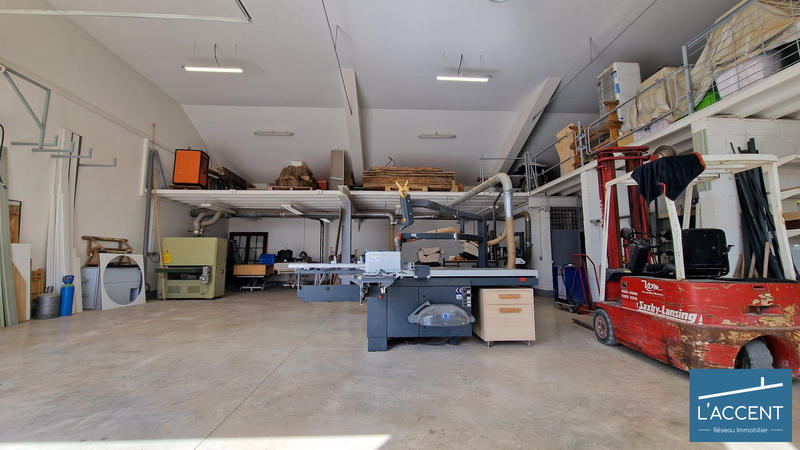 Local d'activités - 381 m²