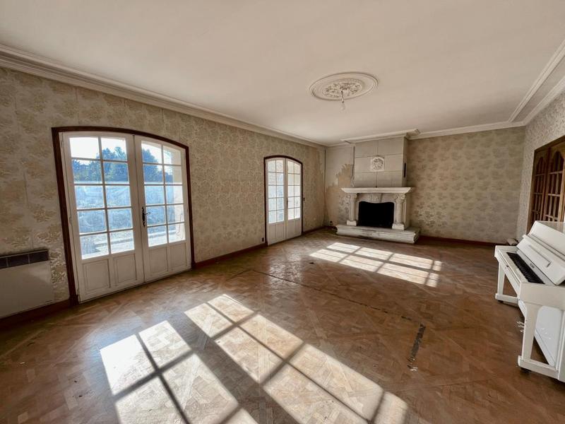 Propriété - 261 m² - 6 pièces