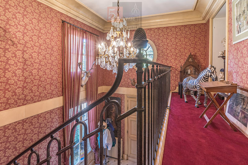 Maison - 430 m² - 11 pièces