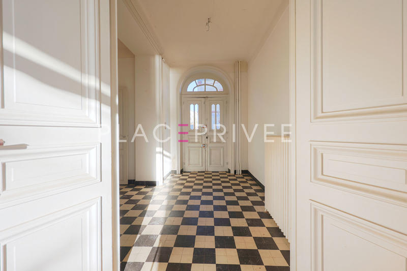 Demeure - 365 m² - 12 pièces