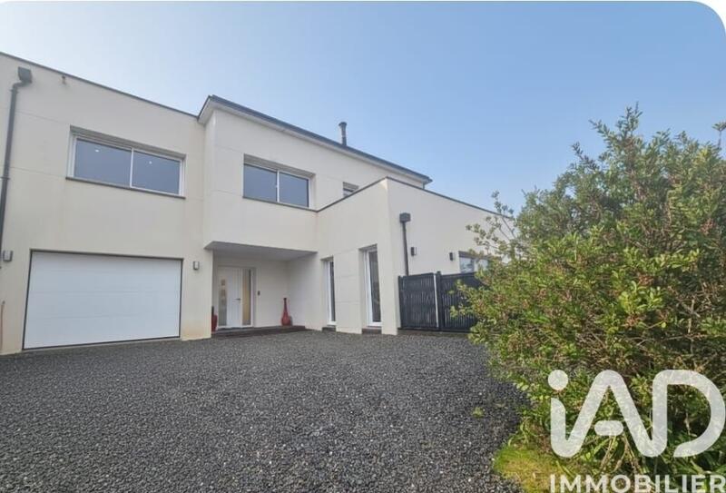 Maison - 244 m² - 8 pièces