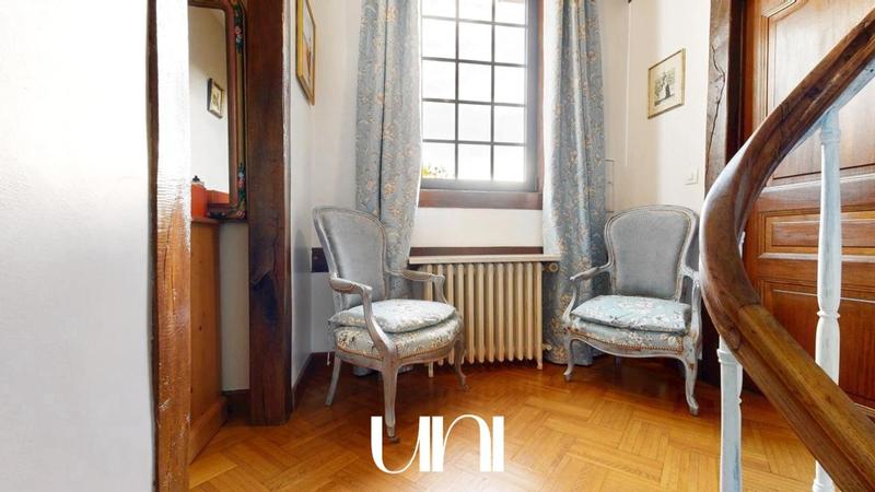 Maison - 220 m² - 8 pièces