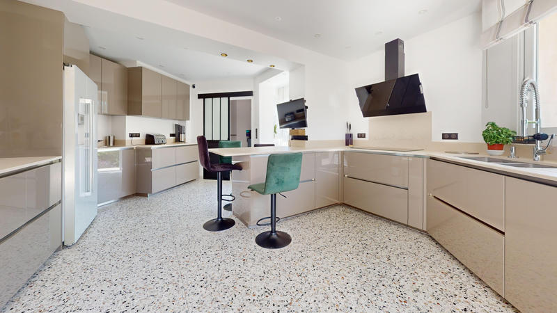 Villa - 310 m² - 11 pièces