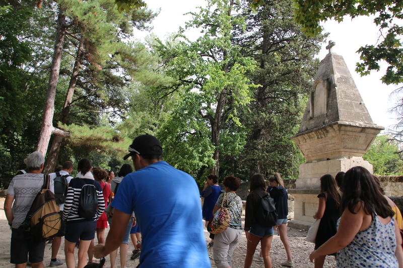 Visite guidée des Alyscamps (nécropole antique et médiévale, église romane)