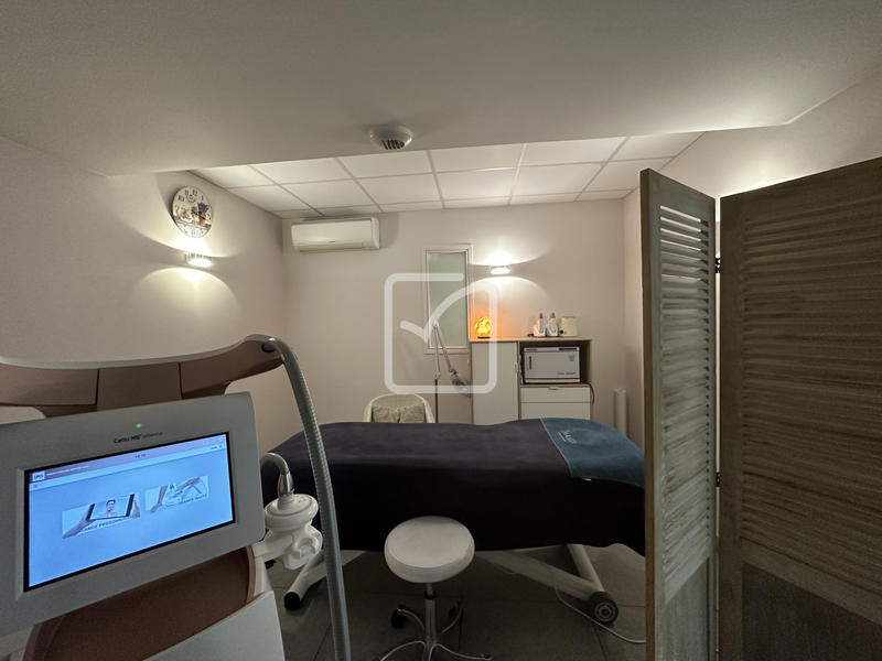 Local commercial - 244 m² - 14 pièces