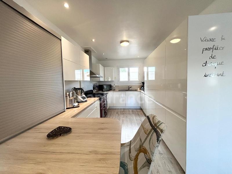 Maison - 180 m² - 8 pièces